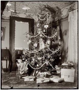 The Christmas tree at Orville & Wilbur Wright's family home, 1900. My first reaction was pity for the fool who had to hang wallpaper on the ceiling. Source: http://www.shorpy.com/node/2119