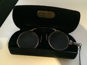 Surprise! It's a pince-nez!